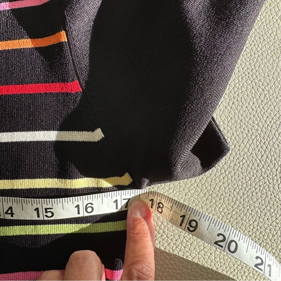 Vintage petite Lindor Black and Pink Striped Sweater Short sleeve - Picture 5 of 7